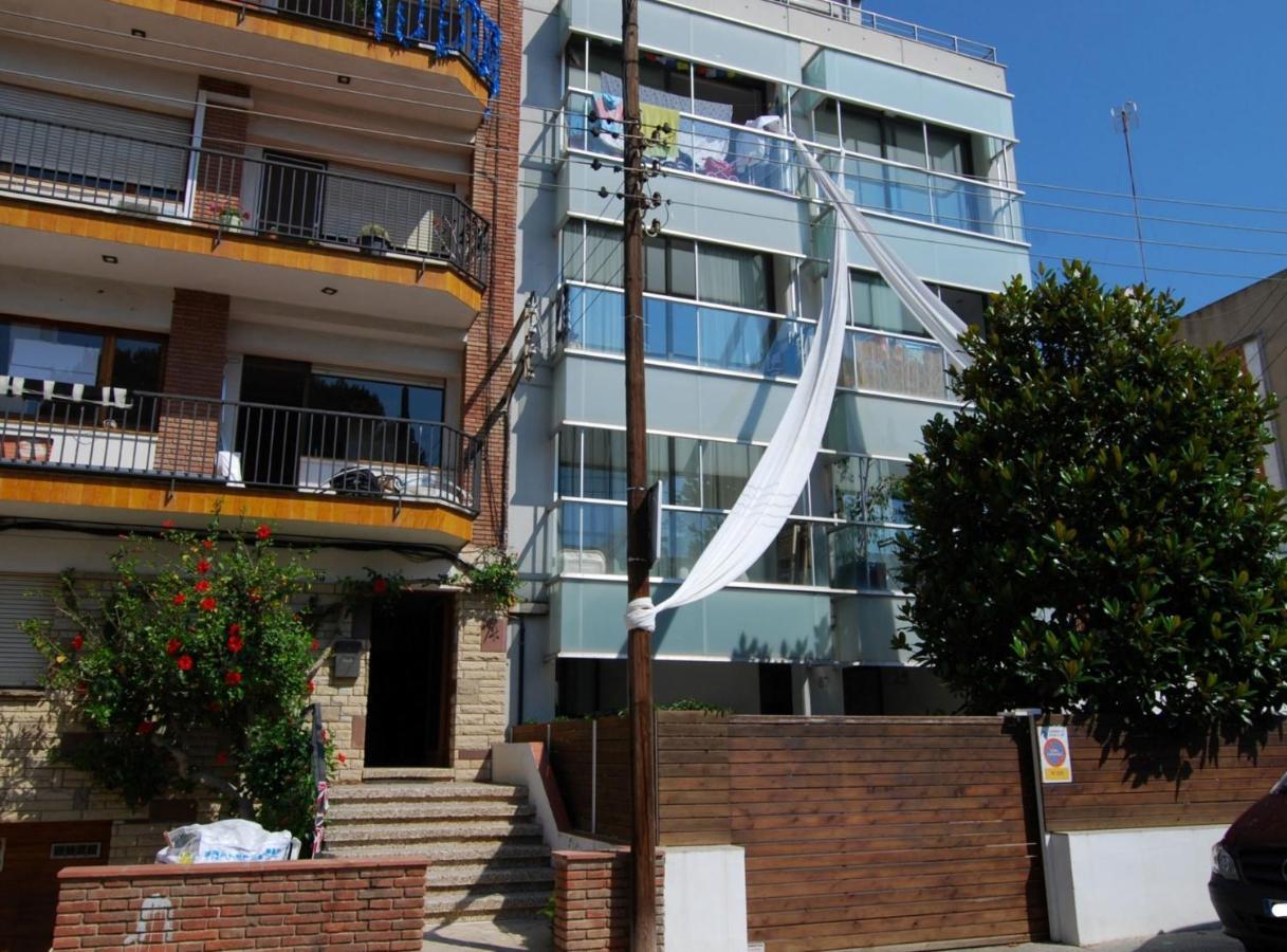 Blue Fridge Apartmen - Blue Fridge Apartmen - Ideal For Couples, Near Beach And Well Connected Apartment Vilassar De Mar Bagian luar foto