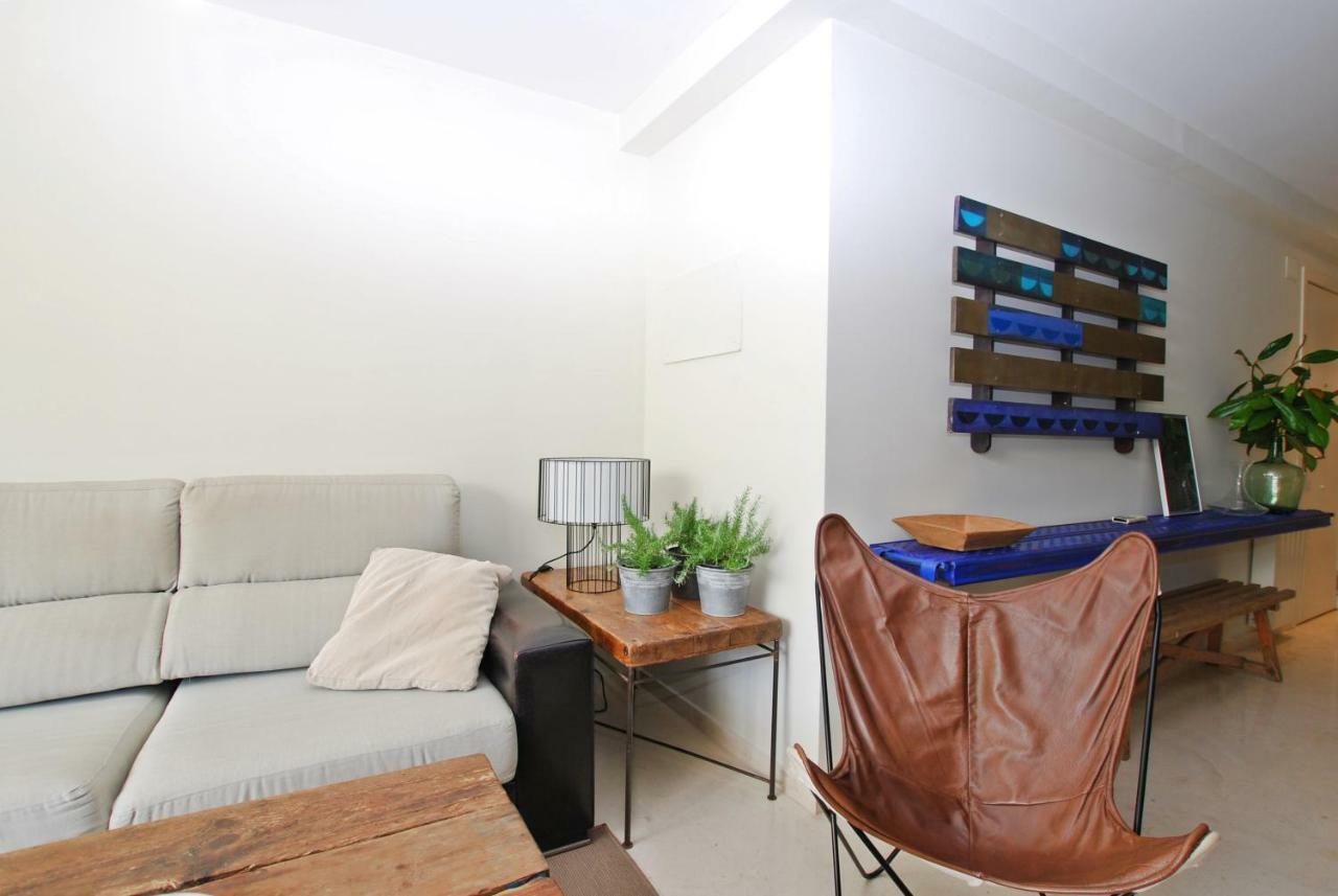 Blue Fridge Apartmen - Blue Fridge Apartmen - Ideal For Couples, Near Beach And Well Connected Apartment Vilassar De Mar Bagian luar foto