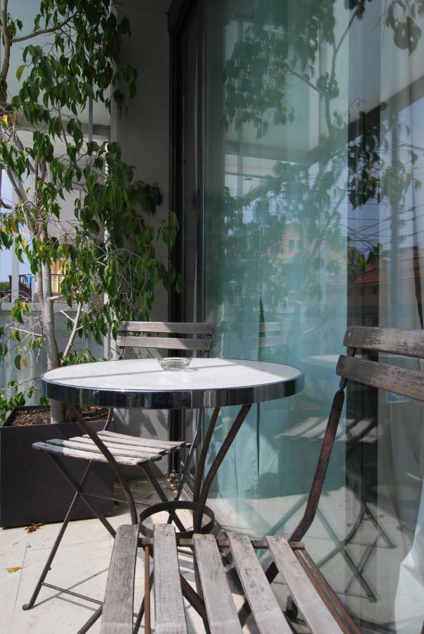 Blue Fridge Apartmen - Blue Fridge Apartmen - Ideal For Couples, Near Beach And Well Connected Apartment Vilassar De Mar Bagian luar foto