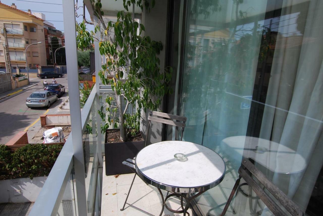 Blue Fridge Apartmen - Blue Fridge Apartmen - Ideal For Couples, Near Beach And Well Connected Apartment Vilassar De Mar Bagian luar foto
